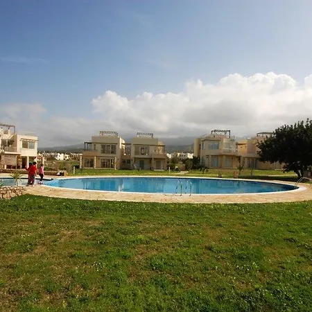 Nice Two-bedroom In Turtle Bay Village *